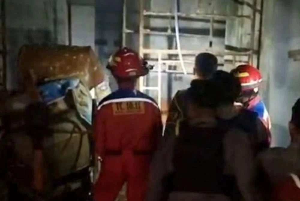 Polis bersama sukarelawan di Kota Samarinda semasa menjalankan operasi memburu suspek yang dipercayai terlibat dalam kejadian penganiayaan dan pembakaran sebuah bangunan di kawasan Jalan Batu Cermin, Sempaja. - Foto Siko/Kaltimetam.id.