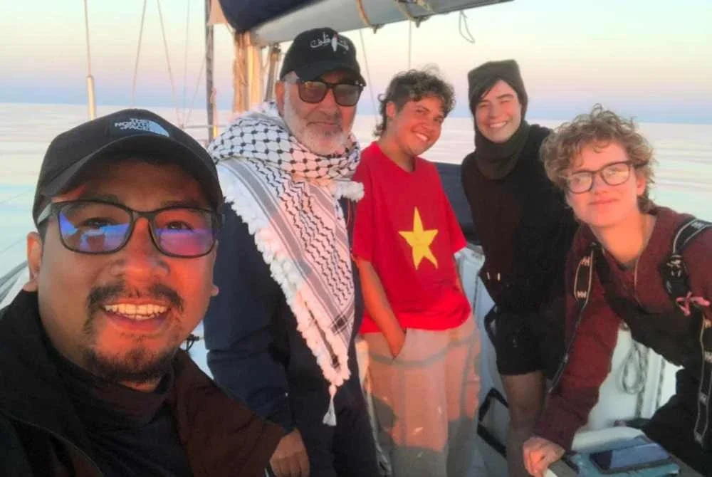 Muhammad Muhsin (kiri) bersama aktivis lain yang menaiki kapal Isobella.