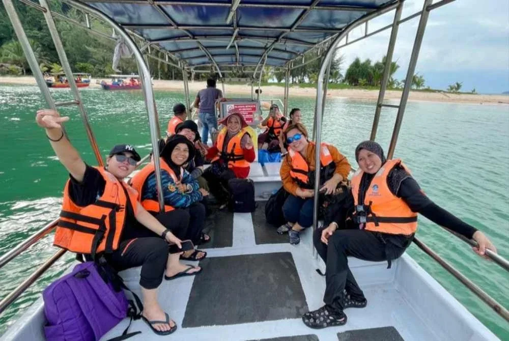 Pelancong boleh menggunakan khidmat bot dari Jeti Sungai Udang Yan untuk ke Pulau Songsong.