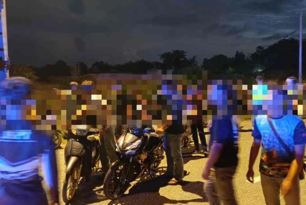 Sebanyak 23 motosikal turut disita akibat pelbagai kesalahan. Foto PDRM