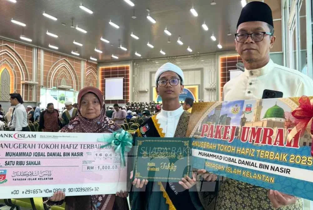 Muhammad Iqbal Danial (tengah) bersama ibu bapanya.