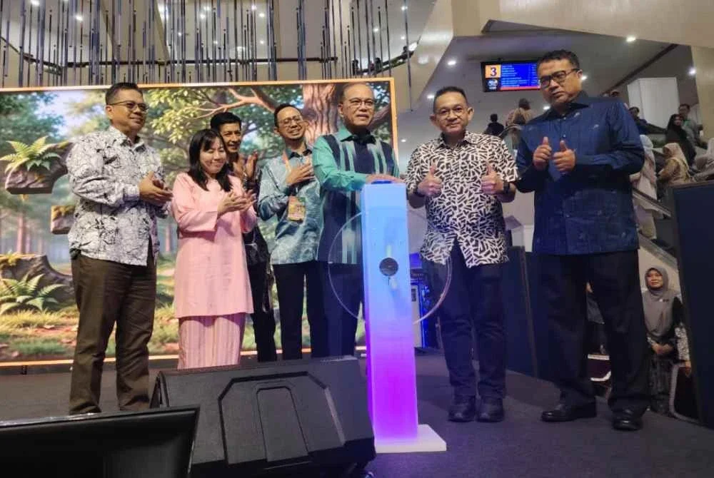 Wan Rosdy (tengah) merasmikan Koleksi Buku Eksklusif Negeri Pahang dan Pristine Pahang: Celebrating Stories sempena PBAKL 2026