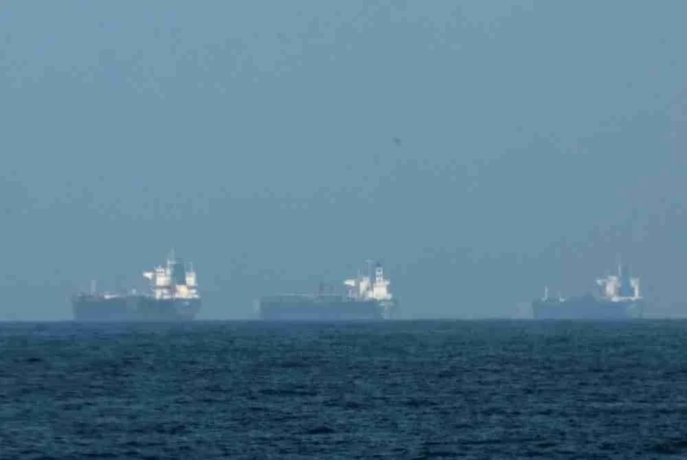 Iran memberi amaran bahawa mana-mana kapal tentera yang cuba campur tangan dalam pengurusan Selat Hormuz atau mengganggu trafik maritim akan menjadi sasaran angkatan tentera negara itu.