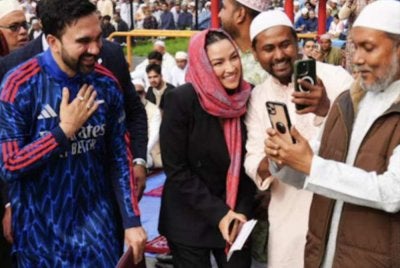 Zohran Mamdani (kiri) ketika menghadiri solat sunat Aidiladha di Bronx, yang menjadi kediaman kepada komuniti besar Muslim Bangladesh. - Foto Zohran Mamdani.