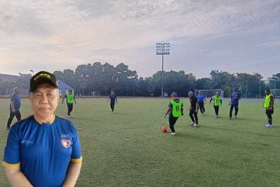 Sukan bola sepak berjalan kini semakin mendapat sambutan yang menggalakkan. - Gambar kecil (Md Rahim)