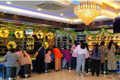 Orang ramai melihat dan membeli emas di beberapa kedai sekitar Ipoh pada Sabtu.