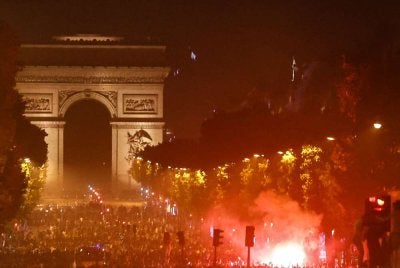 Penyokong PSG meraikan kemenangan pasukan mereka dalam perlawanan akhir Liga Juara-Juara UEFA menentang Arsenal FC di Champs-Elysees, Paris. Foto: AFP
