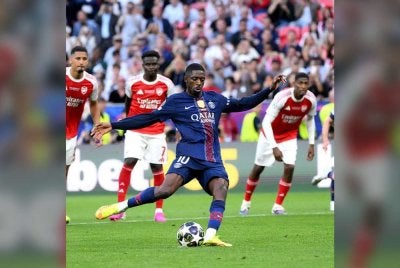 Ousmane Dembele menyempurnakan penalti untuk mengikat Arsenal 1-1 di pertengahan babak kedua. Foto: Agensi
