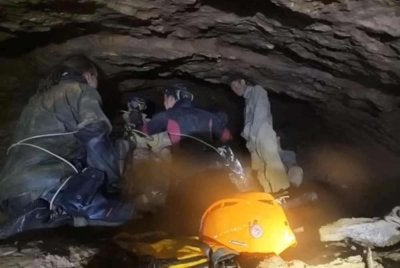 Pelombong yang diselamatkan dibawa keluar dengan selamat dari gua berkenaan. Foto: Reuters
