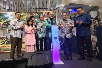 Wan Rosdy (tengah) merasmikan Koleksi Buku Eksklusif Negeri Pahang dan Pristine Pahang: Celebrating Stories sempena PBAKL 2026