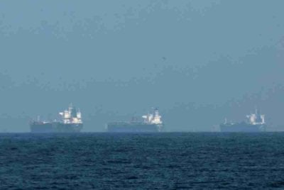 Iran memberi amaran bahawa mana-mana kapal tentera yang cuba campur tangan dalam pengurusan Selat Hormuz atau mengganggu trafik maritim akan menjadi sasaran angkatan tentera negara itu.