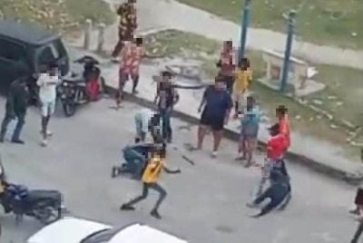 Rakaman video memaparkan pergaduhan melibatkan sekumpulan individu berhampiran kawasan Flat Perantau, Pelabuhan Klang tular di media sosial.