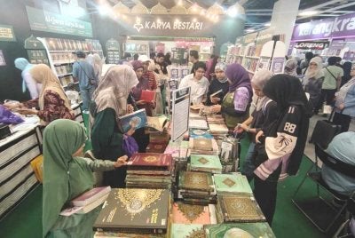 Pengunjung tidak melepaskan peluang untuk mendapatkan buku terbaharu di reruai Karya Bestari pada Ahad.