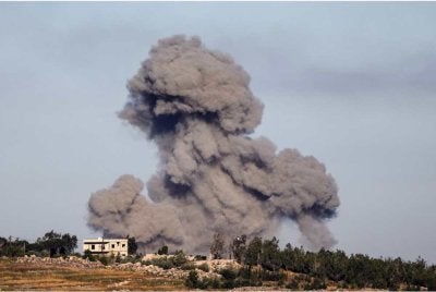 Kepulan asap tebal memenuhi ruang udara di selatan Lubnan yang dibedil Zionis pada Ahad. - Foto AFP