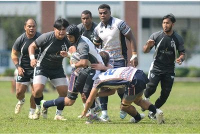 Pemain scrumhalf Terengganu, Mohamad Nasharuddin Ismail(memegang bola) di antara watak penting untuk Terengganu melakar rekod tanpa kalah setelah menafikan PDRM berkeputusan 26-25 di padang Pulapol, Kuala Lumpur pada 30 Mei 2026. Foto - Faiz Azizan