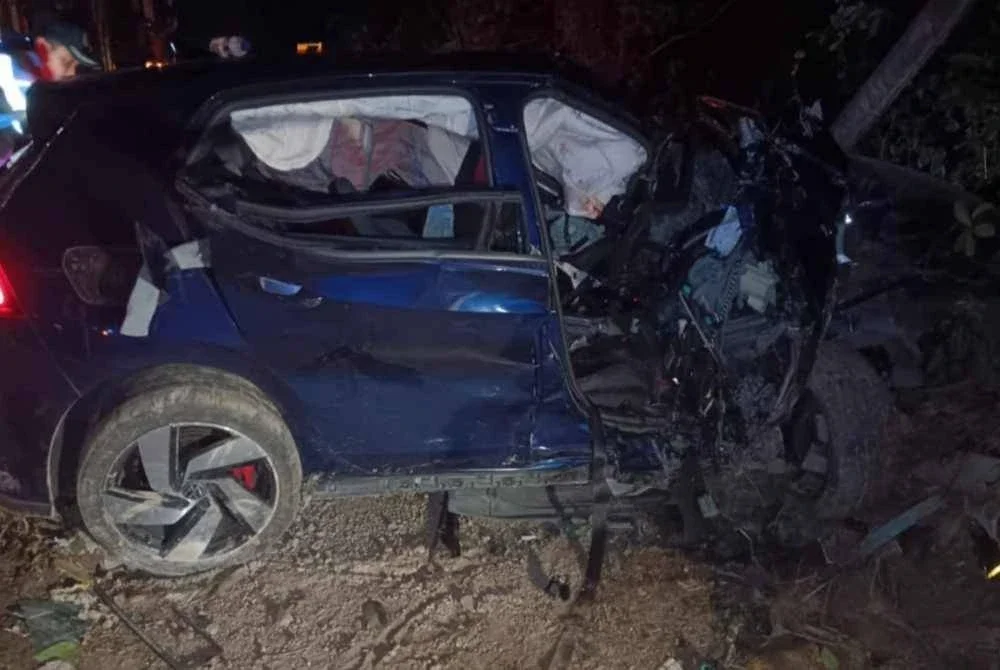 Keadaan kereta mangsa yang terbabas lalu merempuh sebatang pokok(ihsan polis)