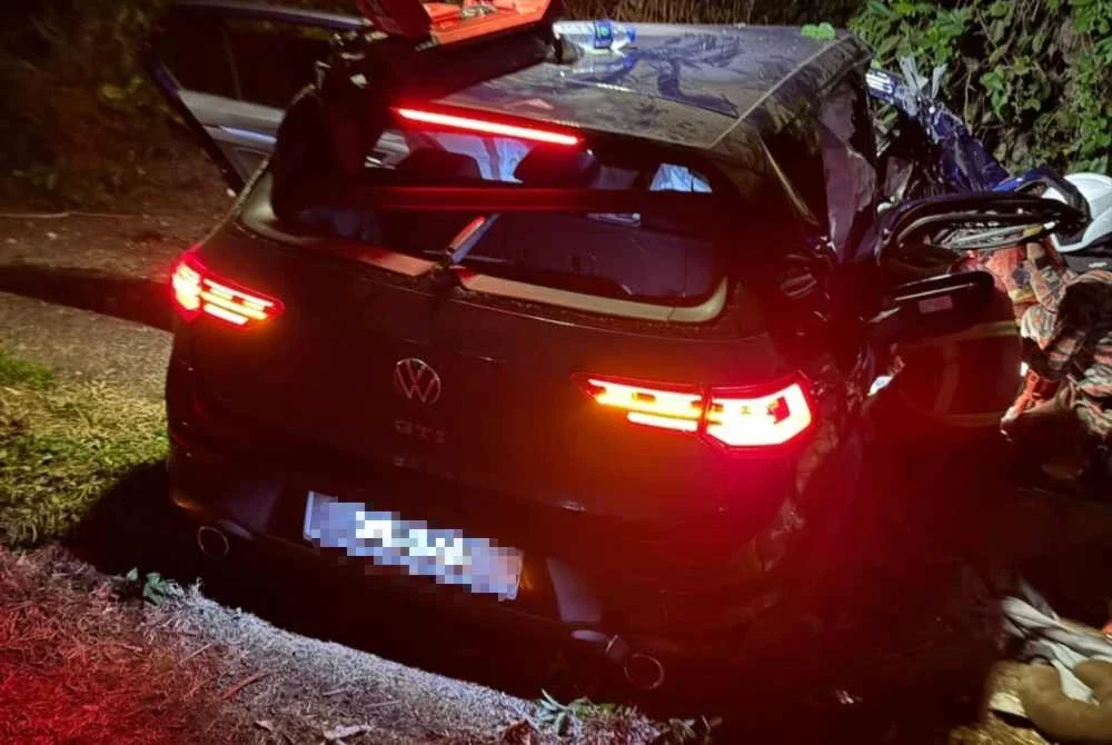 Kereta jenis Volkswagen terbabit dipandu oleh lelaki berusia 31 tahun bersama dua adik lelaki berusia 27 dan 25 tahun.
