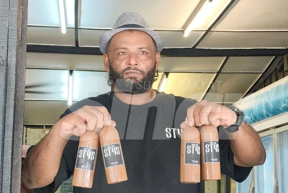 Abdul Ghani menunjukkan beberapa jenis kopi yang dihasilkannya.