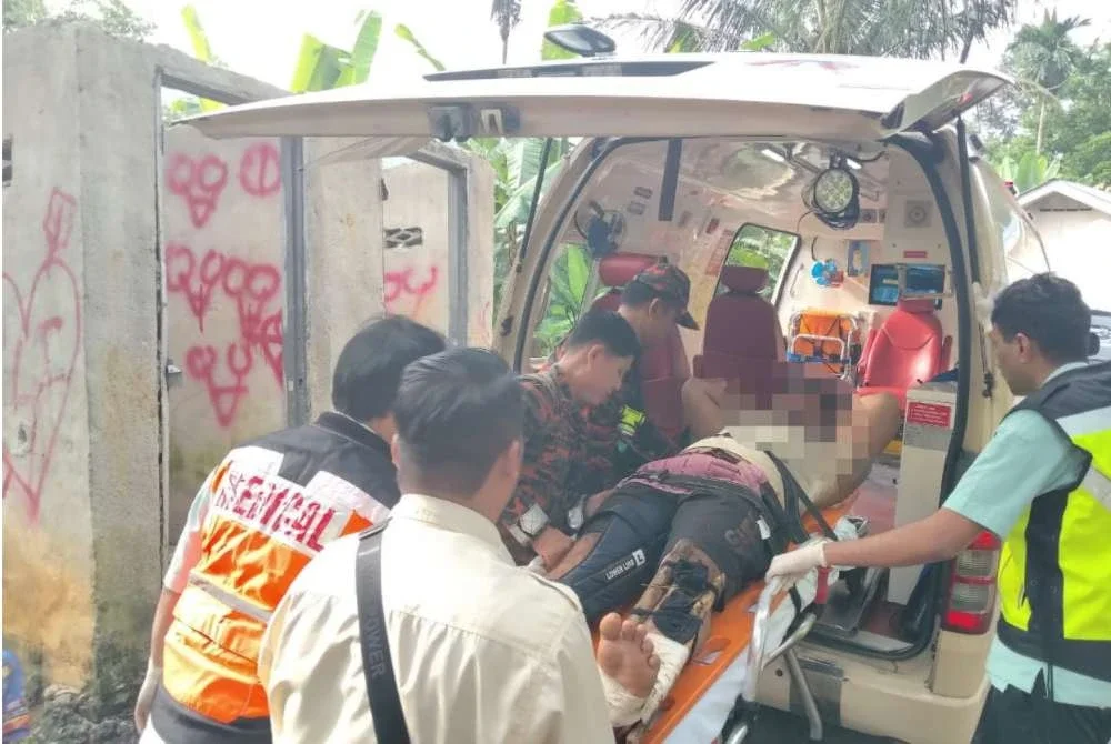 Bomba berjaya membawa turun seorang lelaki yang cedera ketika aktiviti mendaki di atas bukit di Air Terjun Jeram Perlus.