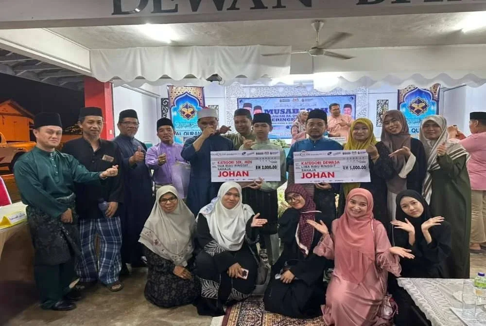 Sayuti dan Muhamad Aduka Putra meraikan kemenangan mereka bersama anak-anak dan cucu-cucu kepada Imam Abdul Aziz Mat yang lain.
