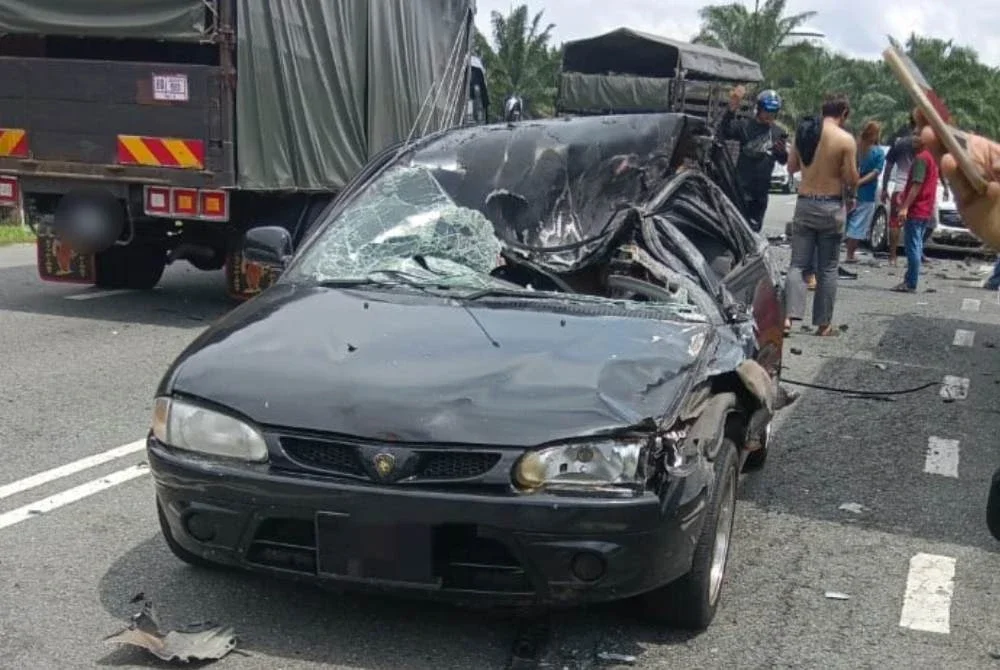 Keadaan kenderaan yang terlibat kemalangan maut di Simpang Renggam pada Isnin. - Foto JBPM Johor