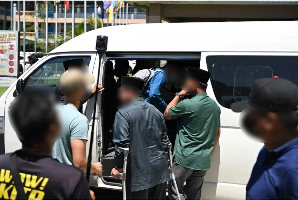 Antara individu yang ditahan selepas dipercayai sebagai pengikut kumpulan ajaran sesat Jemaah Ahmadiyah Qadiani ditahan dalam satu operasi di dewan sebuah sekolah di Likas, Kota Kinabalu.