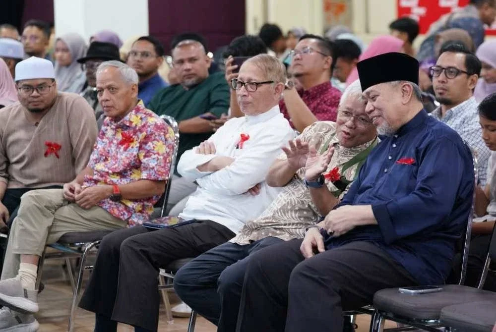 Kamal Nasharuddin bersama jawatankuasa menjayakan Himpunan Anok Beranok Labok di Karangkraf pada Isnin. Foto Rosli Talib