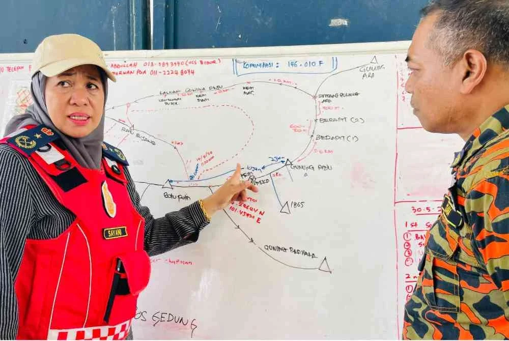 Sayani (kiri) bersama Penolong Pengarah Bahagian Operasi JBPM Perak, Sabarodzi Nor Ahmad ketika ditemui di Pusat Kawalan Hadapan (PKH) di Kem Batalion 3 Pasukan Gerakan Am (PGA) Bidor pada Isnin.