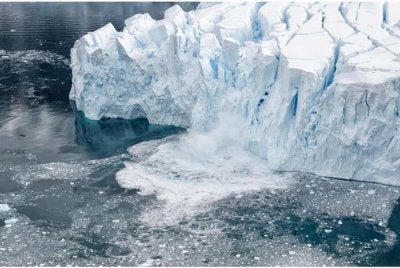 Jika pencairan itu terus berlaku, paras laut global boleh meningkat secara drastik dan menenggelamkan banyak kawasan pesisir di seluruh dunia. - Foto Agensi