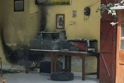 Pelbagai perabot rumah, pakaian, karpet dan peralatan lain dilaporkan rosak akibat dijilat api. Foto Agensi
