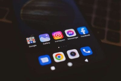 Menerusi peraturan baharu itu, individu berusia bawah 16 tahun tidak lagi dibenarkan membuka sebarang akaun media sosial manakala mereka yang ingin mendaftar diwajibkan mengemukakan dokumen pengenalan rasmi kerajaan seperti MyKad, pasport atau MyDigital ID sebagai pengesahan umur. Foto hiasan