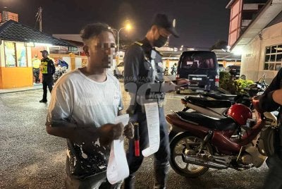 Tiga saman diserahkan kepada Rohingya (kanan) membabitkan tiga kesalahan jalan raya.
