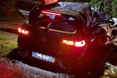 Kereta jenis Volkswagen terbabit dipandu oleh lelaki berusia 31 tahun bersama dua adik lelaki berusia 27 dan 25 tahun.
