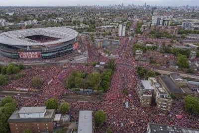  Lautan Penyokong Arsenal turun menyertai perarakan bas The Gunners di utara London, sekali gus menjadikan ia perarakan terbesar dalam sejarah bola sepak Inggeris. 