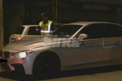 Kereta BMW 320i yang menggunakan cukai jalan palsu. FOTO ADILA SHARINNI WAHID