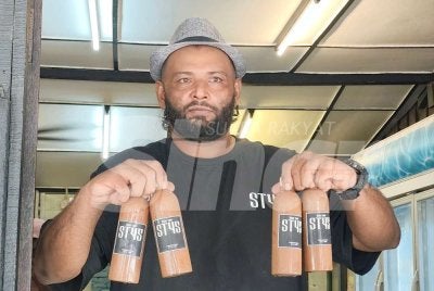 Abdul Ghani menunjukkan beberapa jenis kopi yang dihasilkannya.