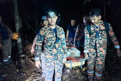 Bomba berjaya membawa turun seorang lelaki yang cedera ketika aktiviti mendaki di atas bukit di Air Terjun Jeram Perlus. Foto: BOMBA SELANGOR