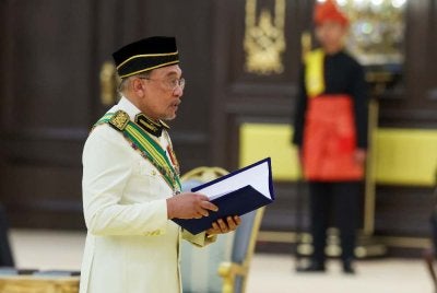Anwar menyampaikan sembah ucapan tahniah kepada Yang di-Pertuan Agong Sultan Ibrahim pada Istiadat Menghadap dan Pengurniaan Darjah Kebesaran, Bintang dan Pingat Persekutuan 2026 bersempena Ulang Tahun Hari Keputeraan Rasmi Yang di-Pertuan Agong Sultan Ibrahim di Istana Negara. Foto: Bernama
