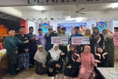 Sayuti dan Muhamad Aduka Putra meraikan kemenangan mereka bersama anak-anak dan cucu-cucu kepada Imam Abdul Aziz Mat yang lain.
