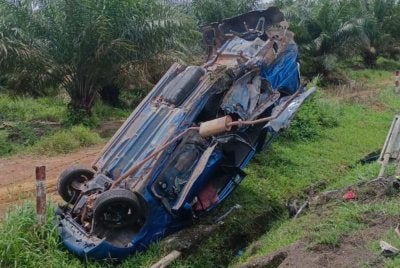Keadaan kenderaan yang terlibat kemalangan maut di Simpang Renggam pada Isnin. - Foto JBPM Johor