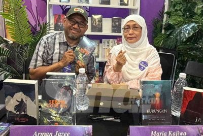 Arman dan Maria ketika sesi temu mesra penulis Buku Prima di reruai Karangkraf di PBAKL 2026 pada Isnin.