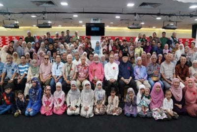 Lebih 400 anak kelahiran Labok daripada pelbagai generasi berhimpun sambil mengeratkan silaturahim pada Himpunan Anok Beranok Labok di Karangkraf pada Isnin. Foto Rosli Talib