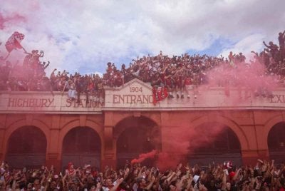 Penyokong Arsenal ketika meraikan sambutan kejuaraan EPL Arsenal.