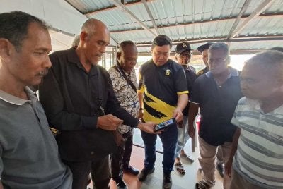 Shin Heng (empat dari kiri) bersama sebahagian Tok Batin yang ditemui melihat gambar Jaslinda yang telah diedarkan melalui kumpulan WhatsApp bagi membantu operasi pencarian ketika masuk hutan mencari rezeki.