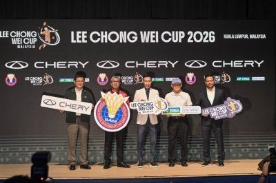 Chong Wei (tengah) bersama Presiden BAM, Tengku Datuk Seri Zafrul Tengku Abdul Aziz dan penaja semasa majlis pelancaran Piala LCW 2026 di Kuala Lumpur. Foto: Penganjur