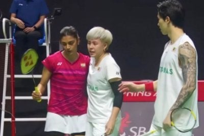 Ee Wei dipalit kecederaan semasa beraksi dalam saingan suku akhir Terbuka Singapura minggu lalu.
