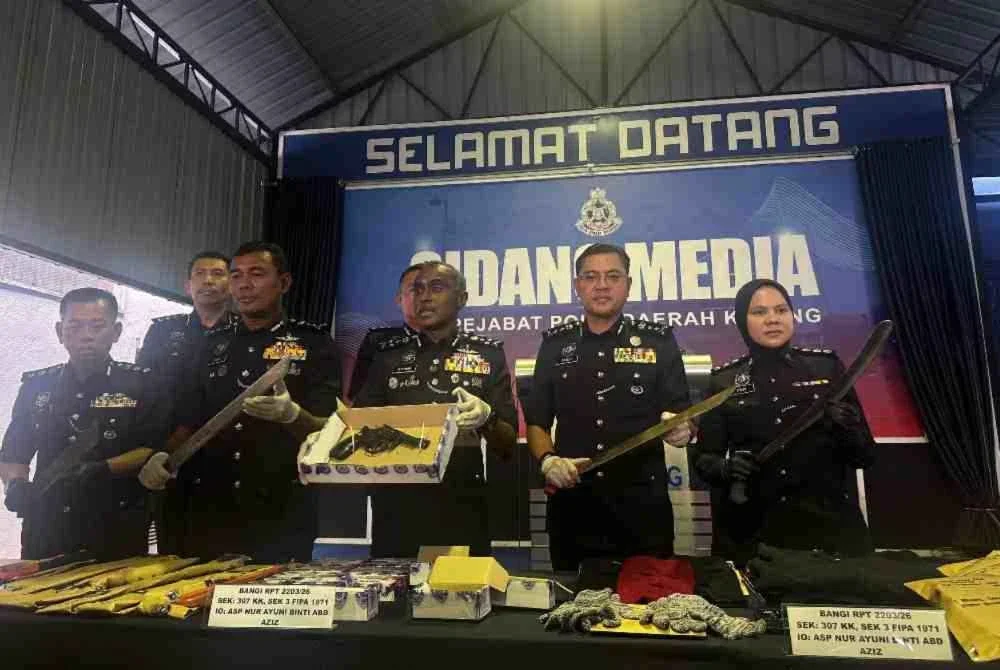 Pengarah Jabatan Siasatan Jenayah (JSJ) Bukit Aman, Datuk M Kumar menunjukkan pistol jenis revolver yang ditemui dalam kereta suspek selepas berbalas tembakan dengan polis di Bandar Seri Putra, Kajang.
