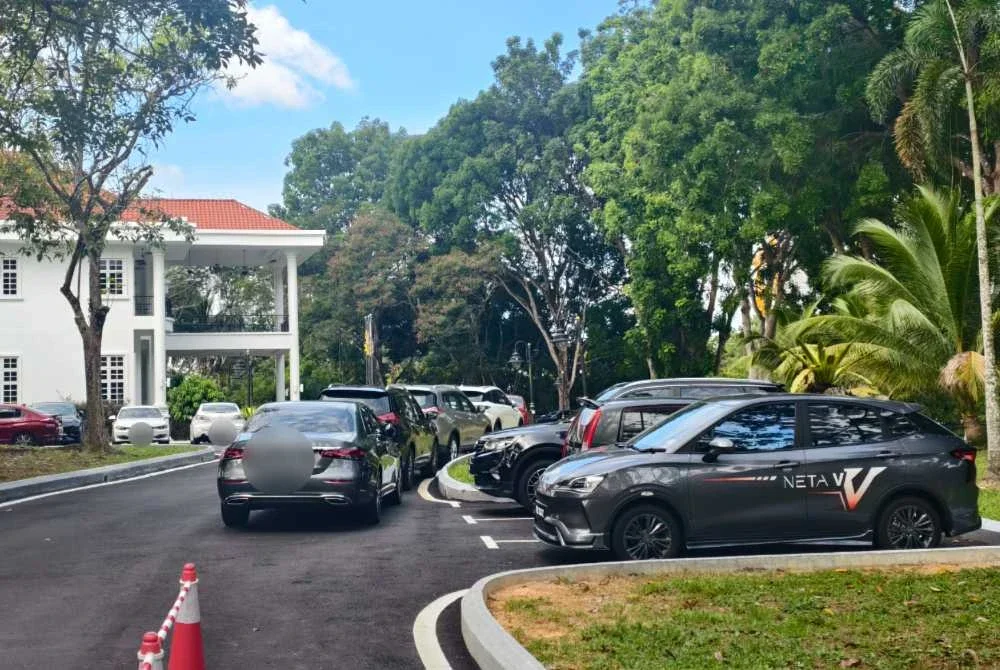 Kenderaan ADUN PH dan pemimpin parti di kediaman rasmi Menteri Besar Negeri Sembilan.
