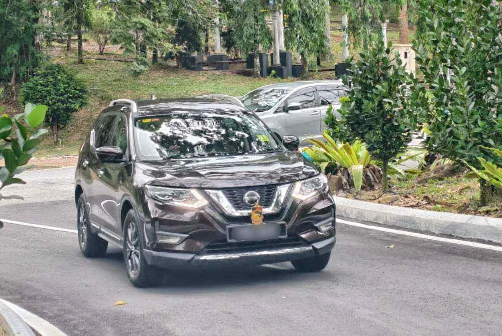 Kenderaan ADUN PH dilihat tiba di kediaman rasmi Menteri Besar Negeri Sembilan.