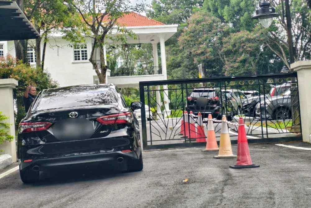 Kenderaan Exco Negeri Sembilan tiba di kediaman rasmi Menteri Besar Negeri Sembilan dipercayai bagi menghadiri mesyuarat khas.